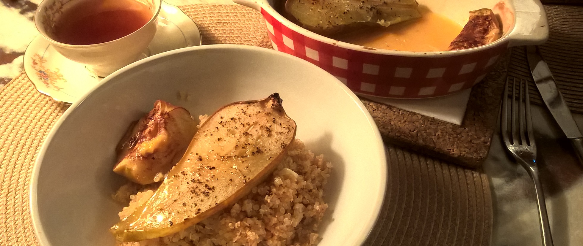 Rozgrzewające śniadanie – pieczone gruszki z komosą ryżową.